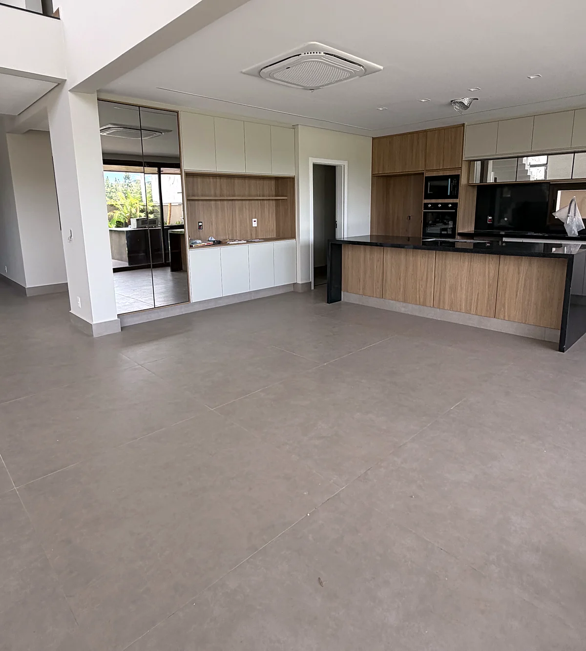 Cozinha integrada com marcenaria em madeira, obra executada pela HSM Engenharia