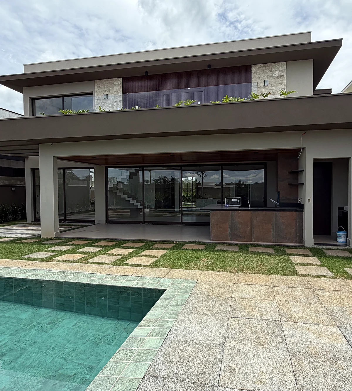 Área da piscina e varanda da casa, obra executada pela HSM Engenharia